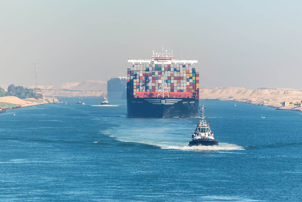 Un grand porte-conteneurs traverse le canal de Suez.