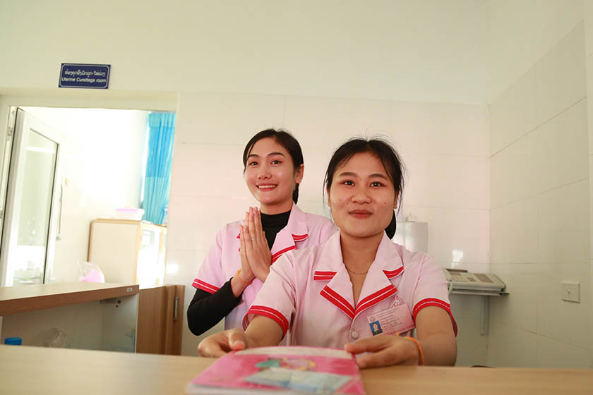 Deux sages-femmes dans un hôpital