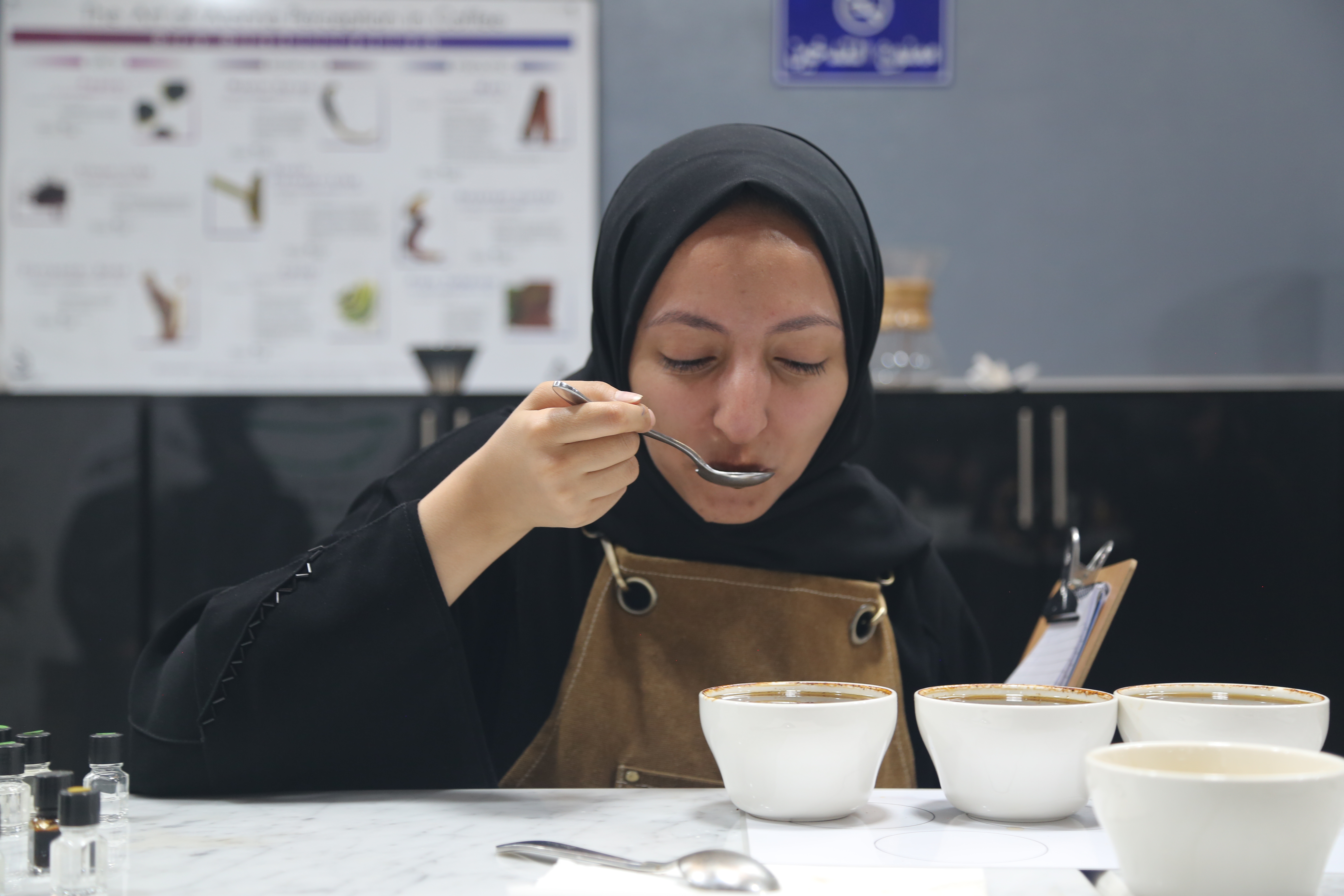 Une femme yéménite goûte du café
