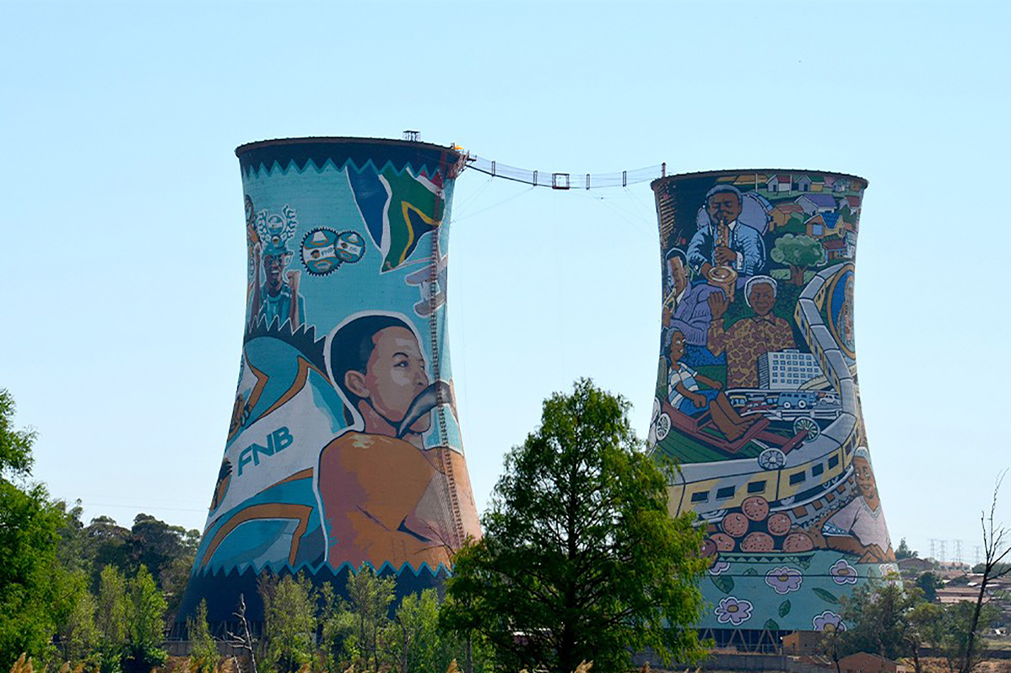 Des peintures murales sur les cheminées d'une usine