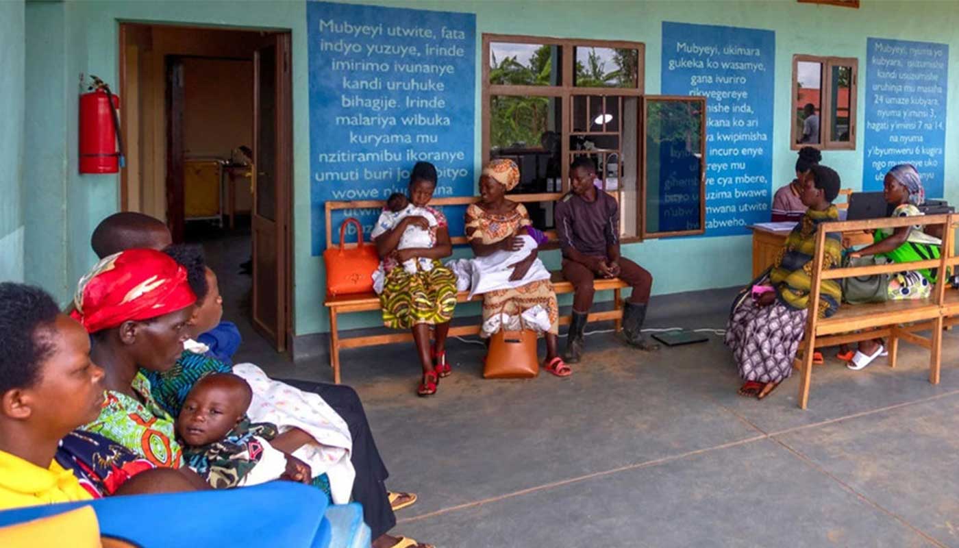 Un groupe de femmes africaines assises dans une salle d'attente avec leurs enfants