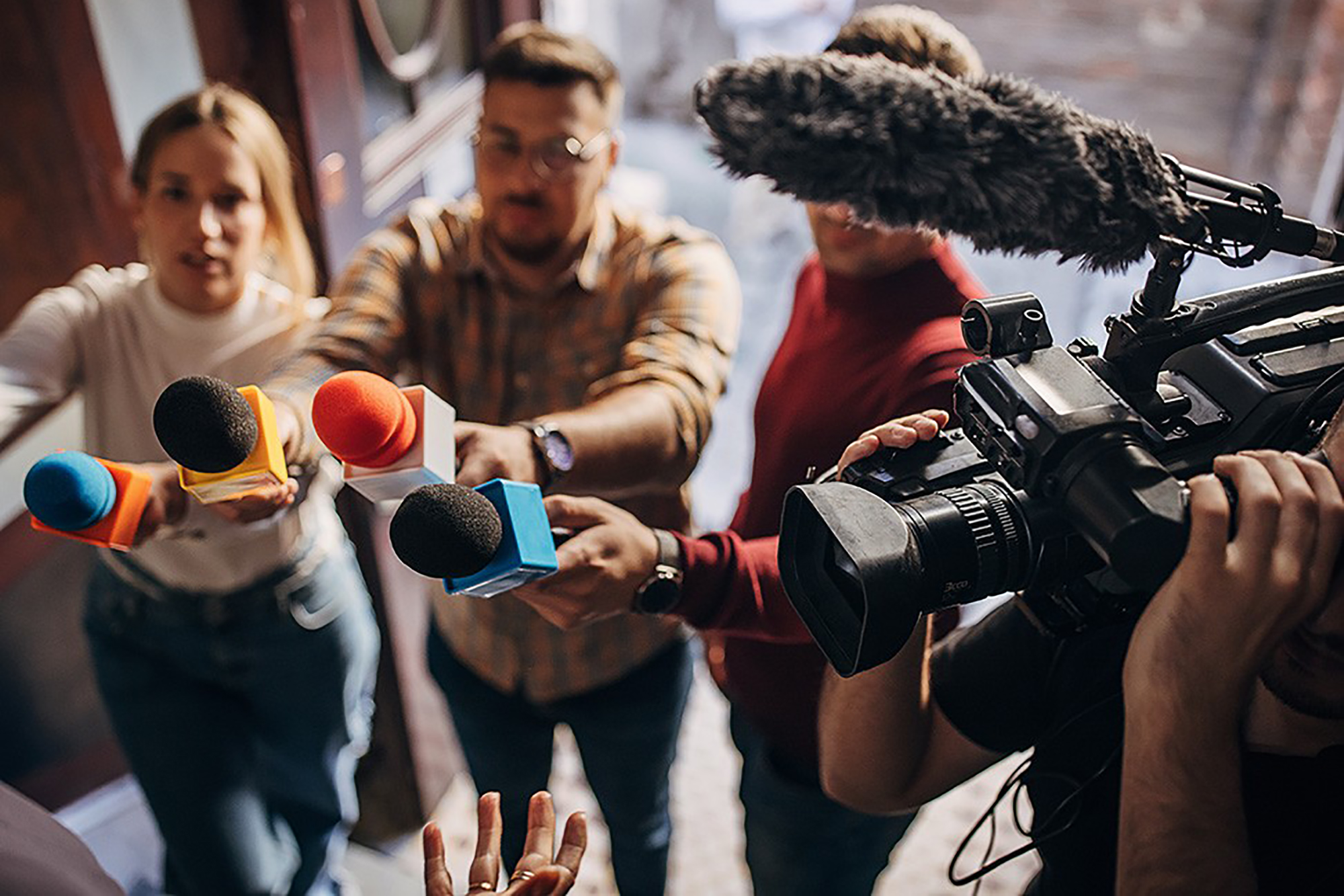 Des journalistes tendent leur micro