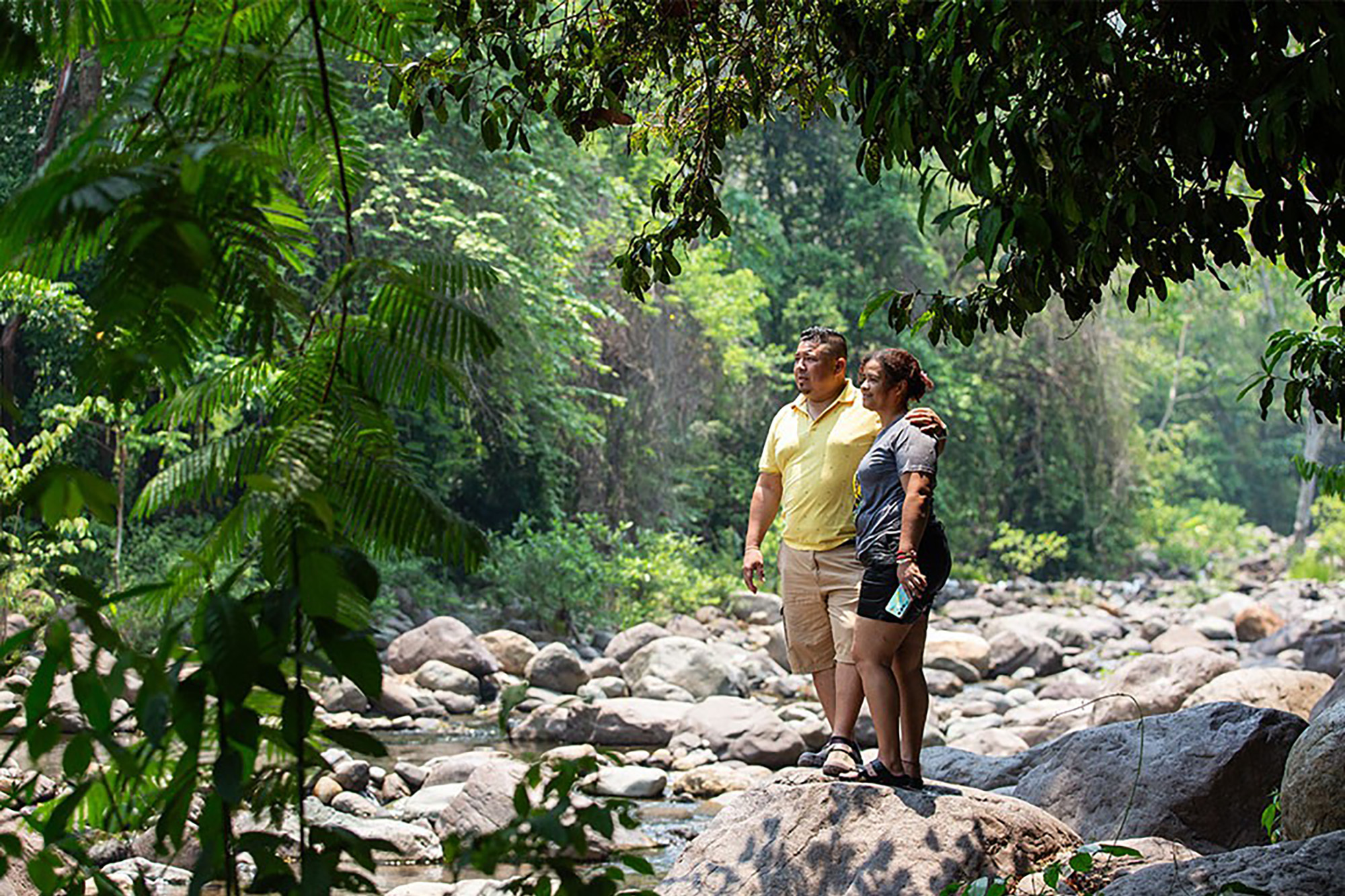 Un homme et une femme observent la rivière Guapinol dans le Nord du Honduras.
