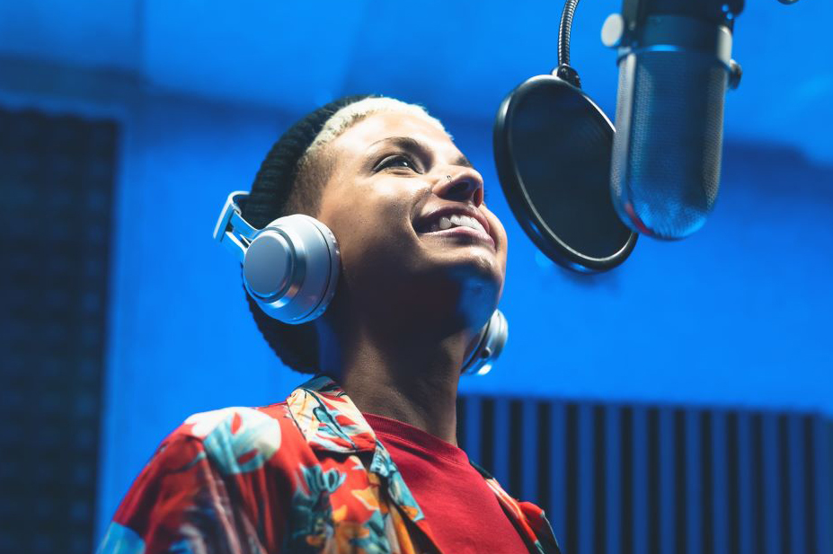 Une femme au micro d'une radio
