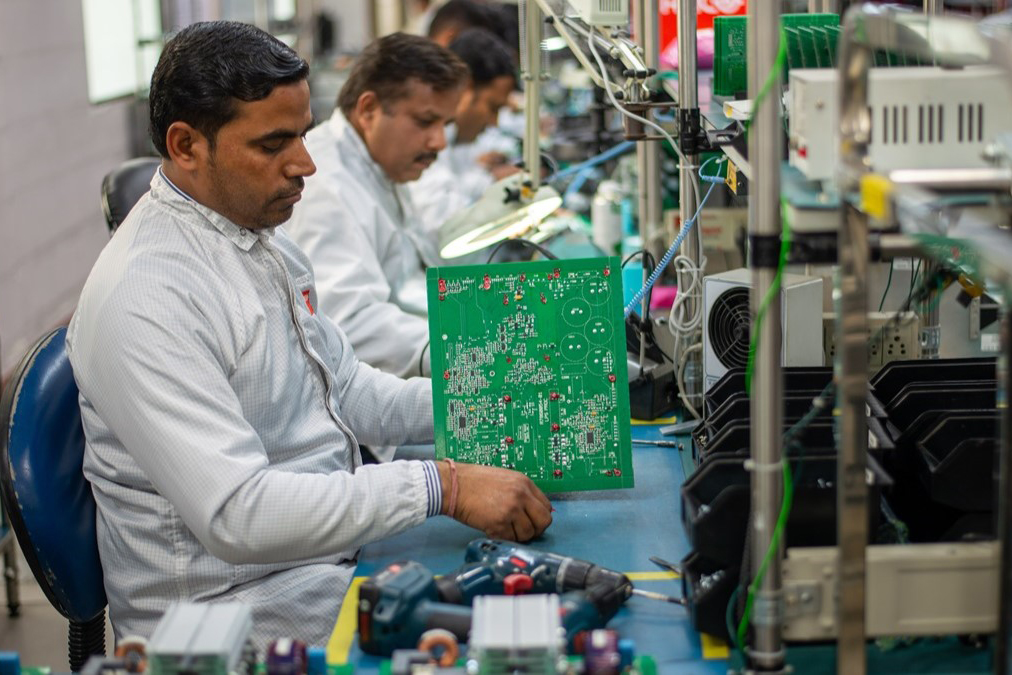 Usine de fabrication de circuits intégrés dans l'État d'Uttar Pradesh, en Inde.