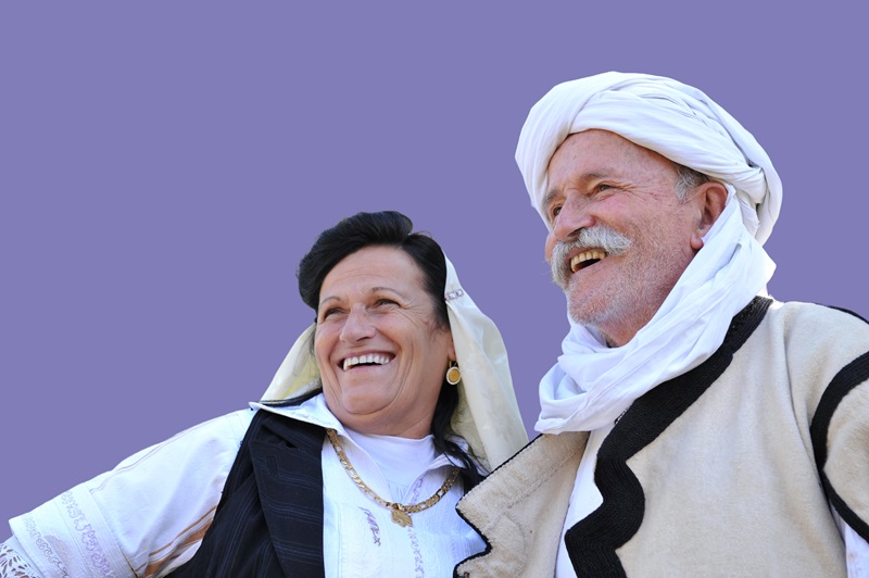 Una pareja mayor sonriente