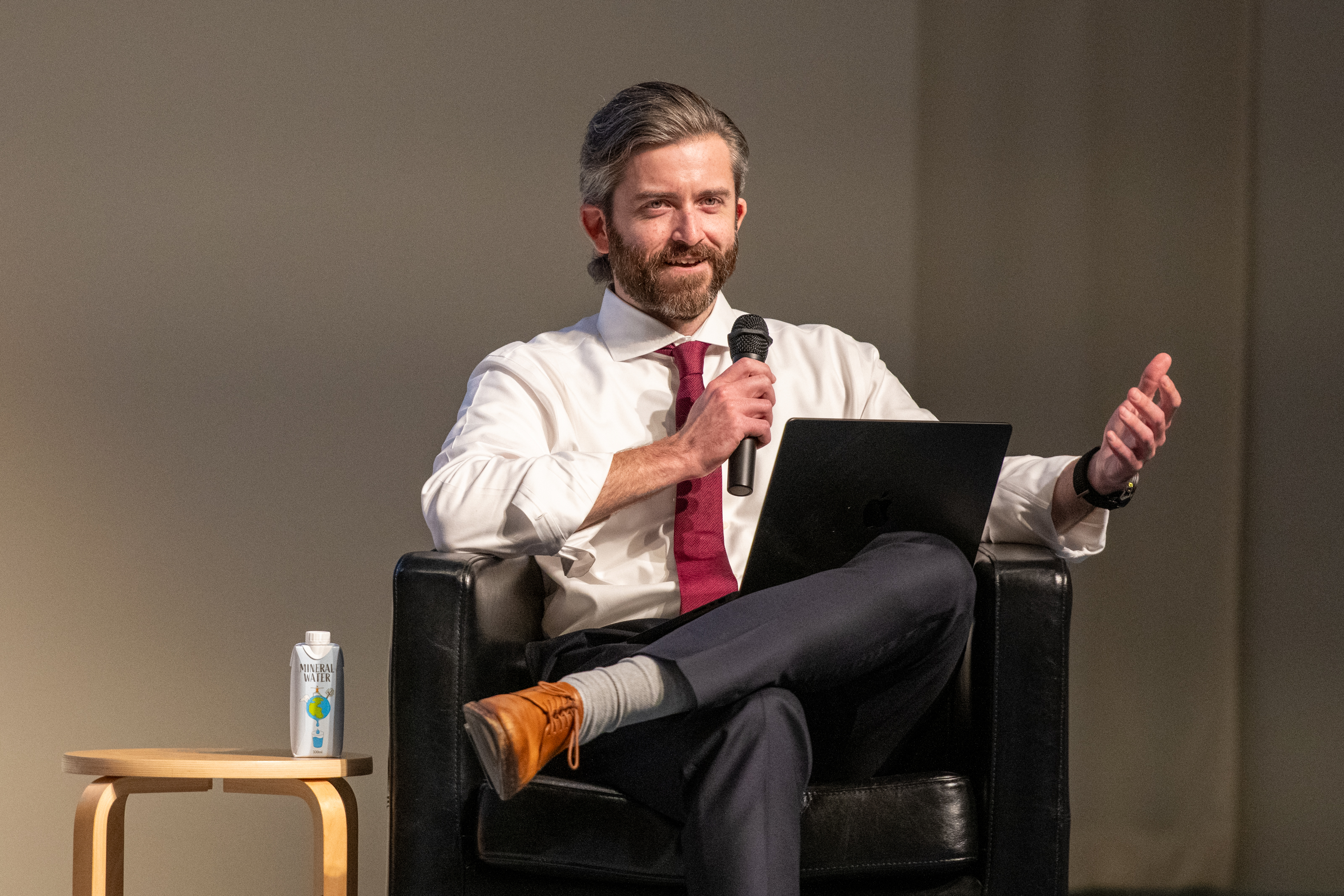 Nick Shockey moderates the panel "AI, Open Science and the Global Digital Divide" on day 1 of the conference.