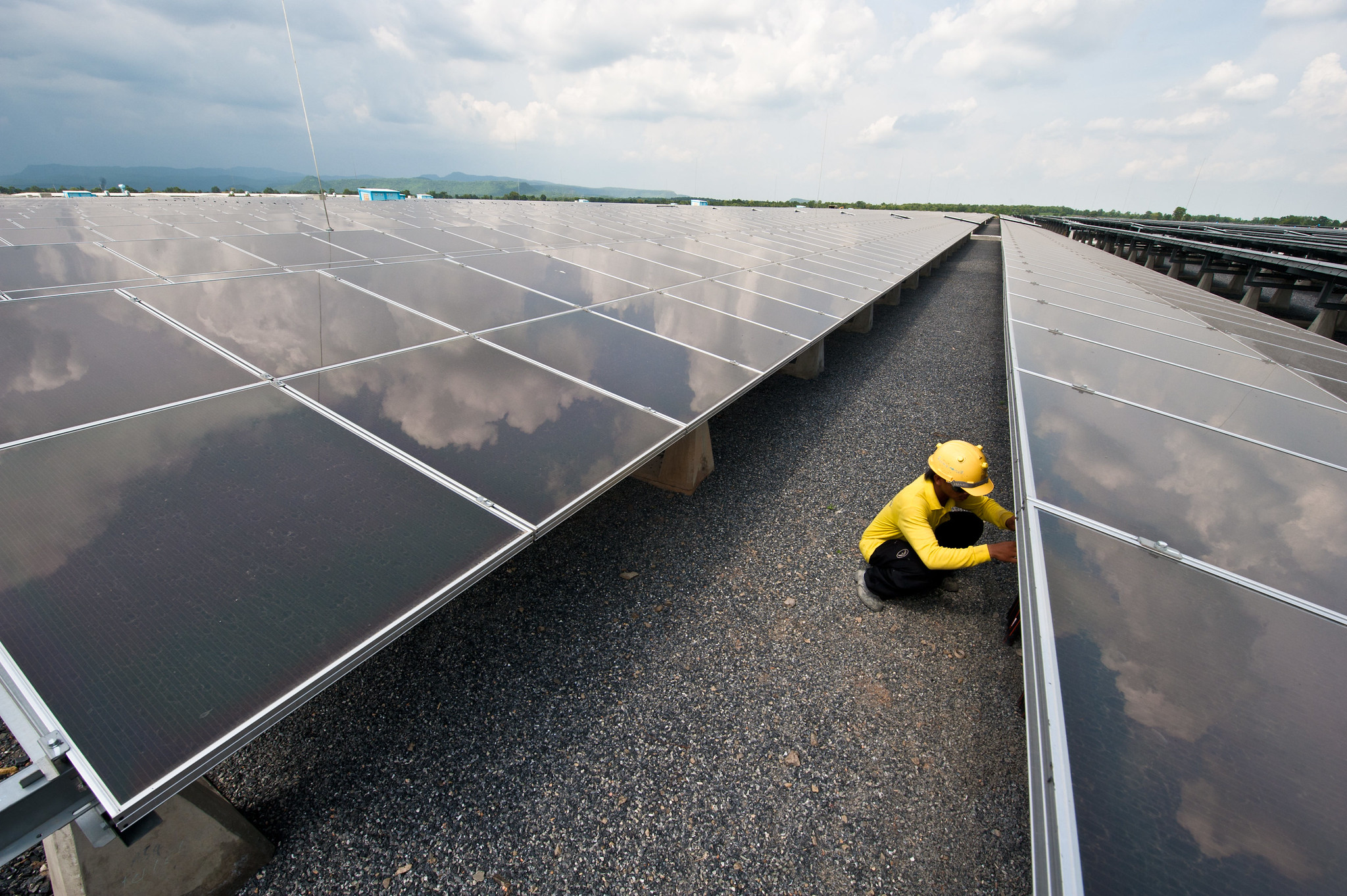 Técnicos trabajando en paneles solares.