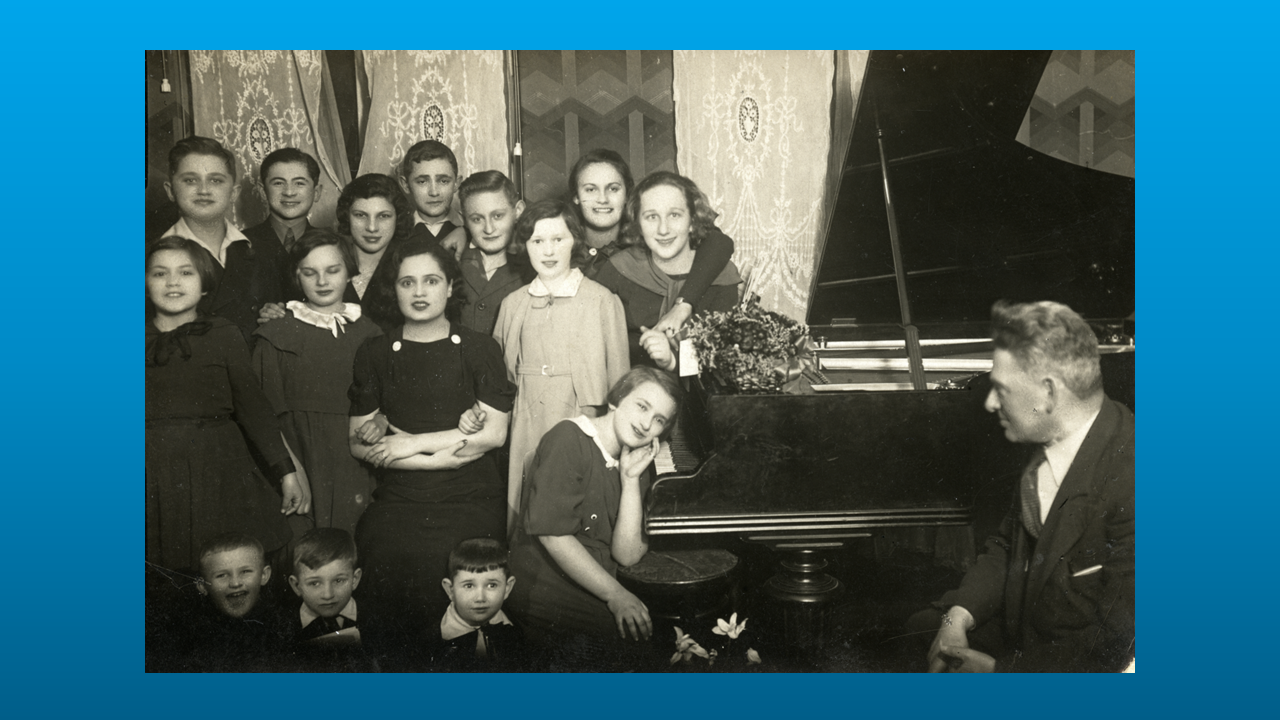 صورة جماعية لطلاب البيانو ومعلمهم، بياليستوك، بولندا، 1935. ​