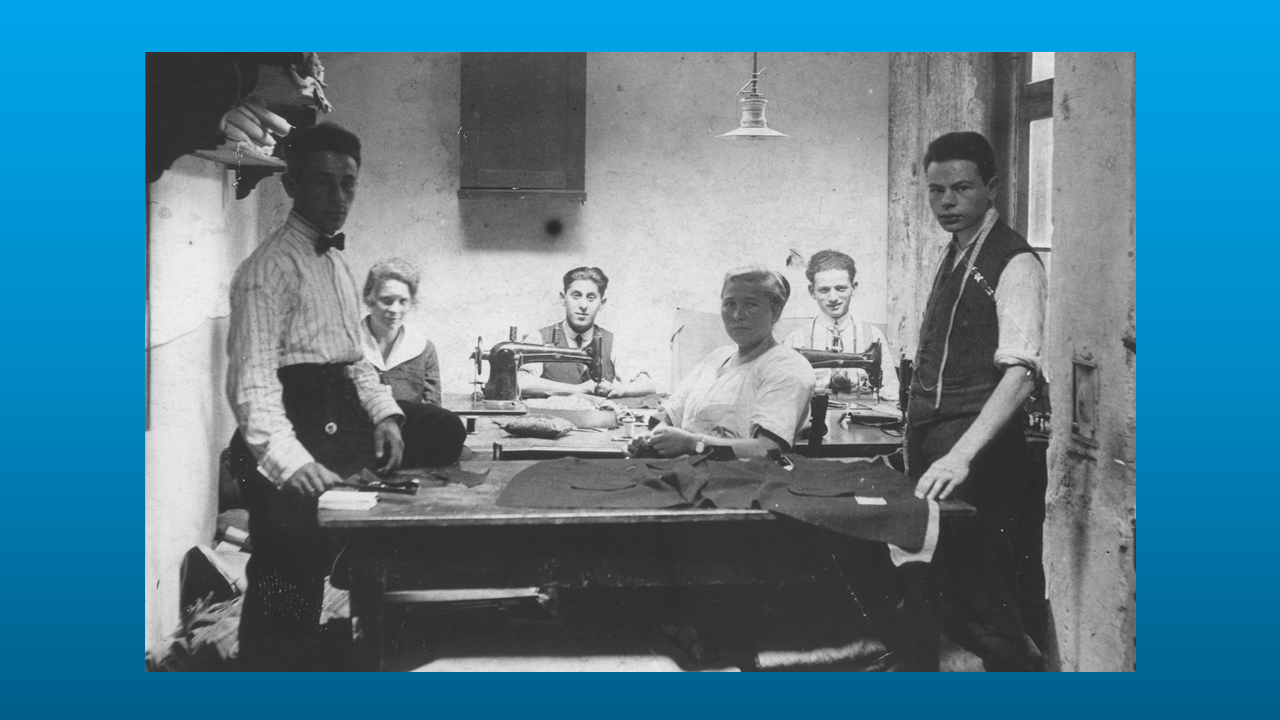 يهود يعملون في مشغل خياطة يملكه ناتان وولف ليوكوفيتش في بيدزين، بولندا، 1918. ​