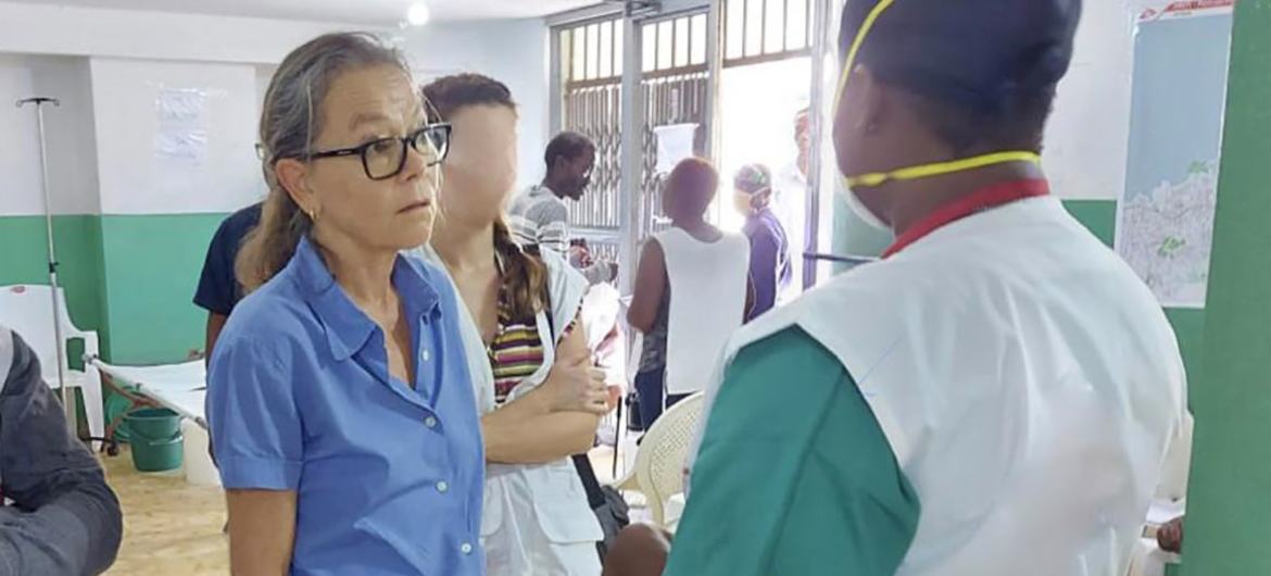 Ulrika Richardson speaks with medical staff in a cholera treatment centre 