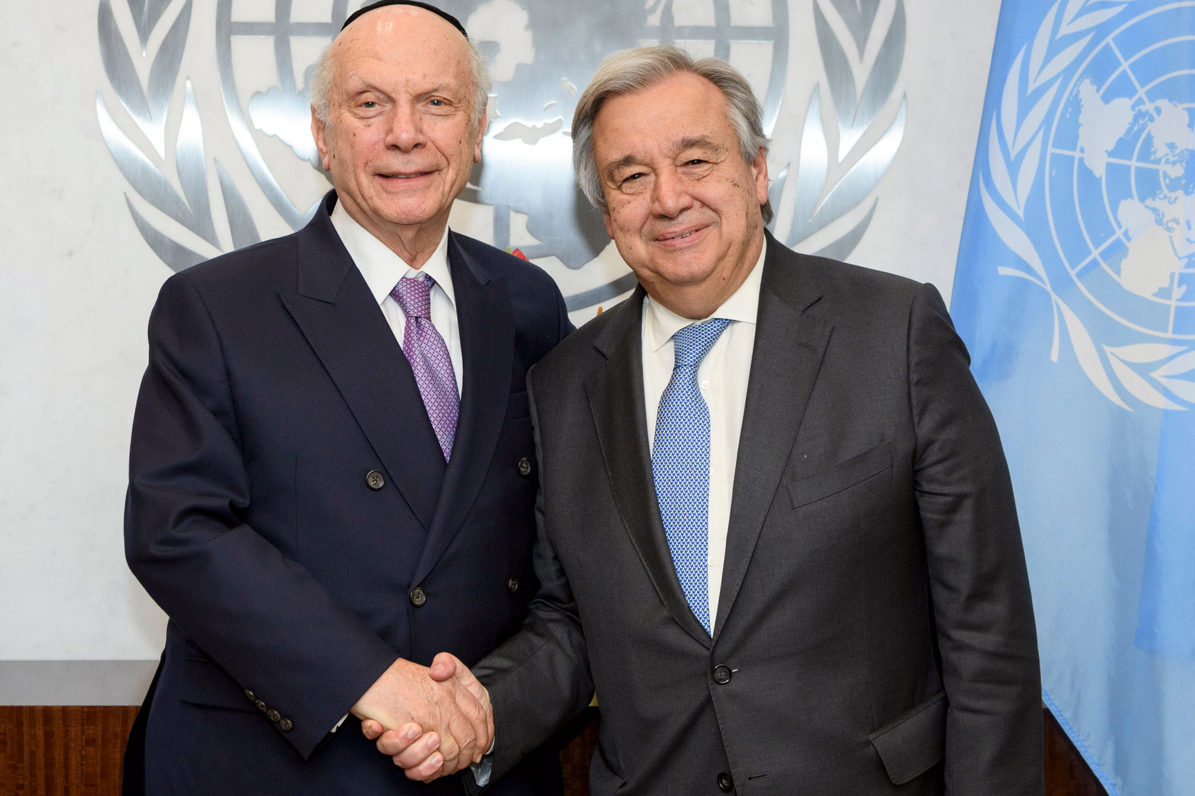 Secretary-General António Guterres shakes hands with Rabbi Arthur Schneier.