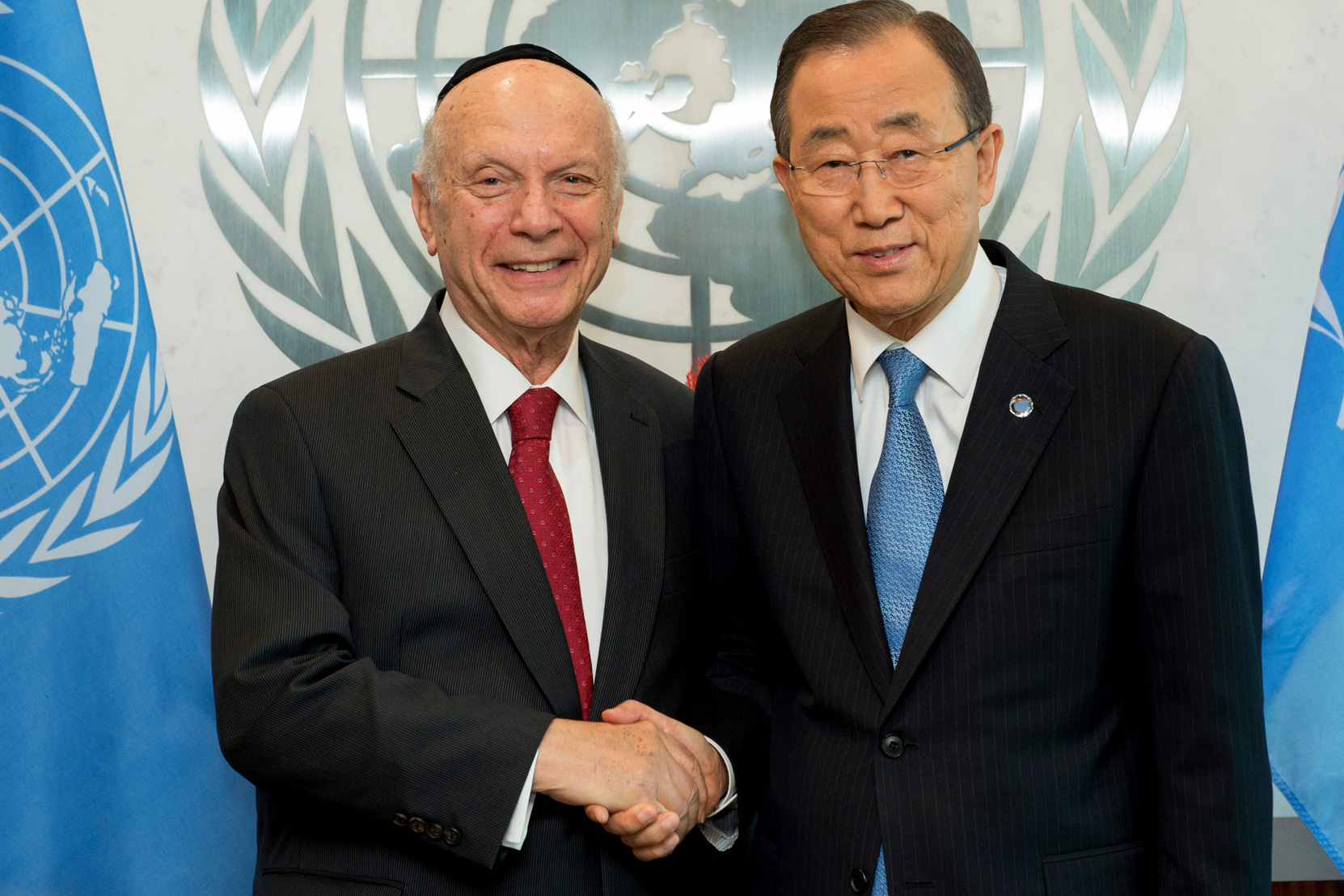 Former Secretary-General Ban Ki-moon shakes hands with Rabbi Arthur Schneier.