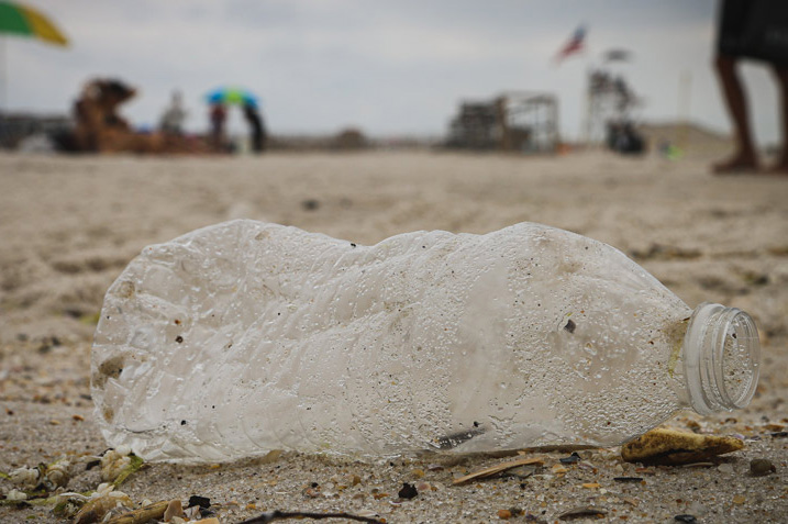 Botella de plástico en la playa