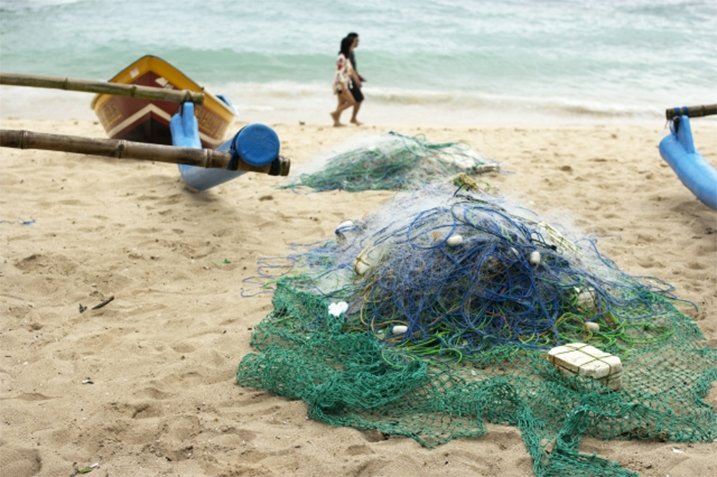 Un filet de pêche emmêlé sur le rivage