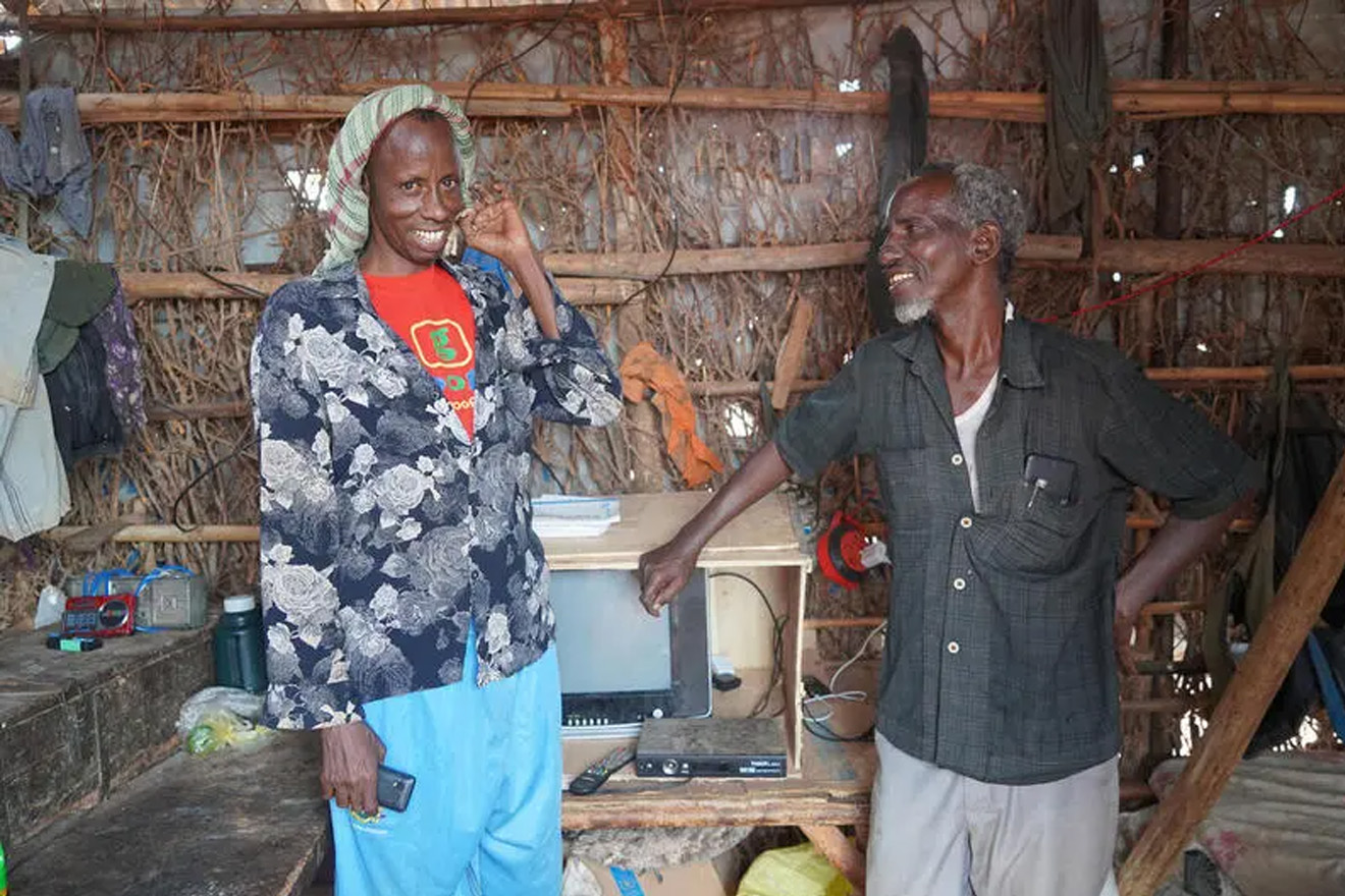 Ahmed (izquierda), presidente de la cooperativa en Buramino, junto a Ali, refugiado somalí y vicepresidente de la cooperativa