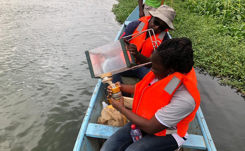 une femme et un homme dans un bateau