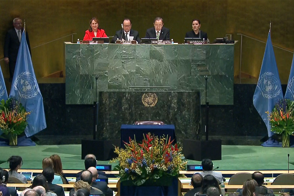 Организация церемонии подписания. ООН смотрят в листок.
