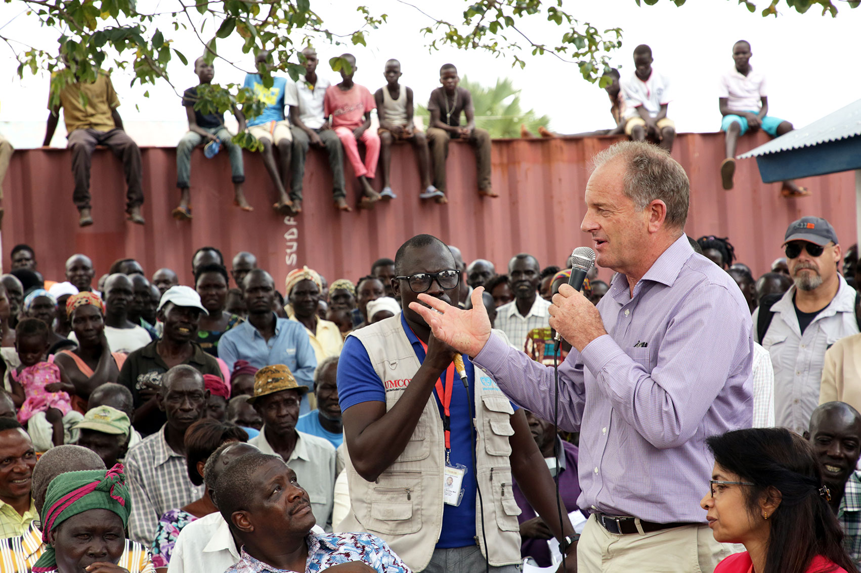 David Shearer speaks to a very large group of people in the outdoors.