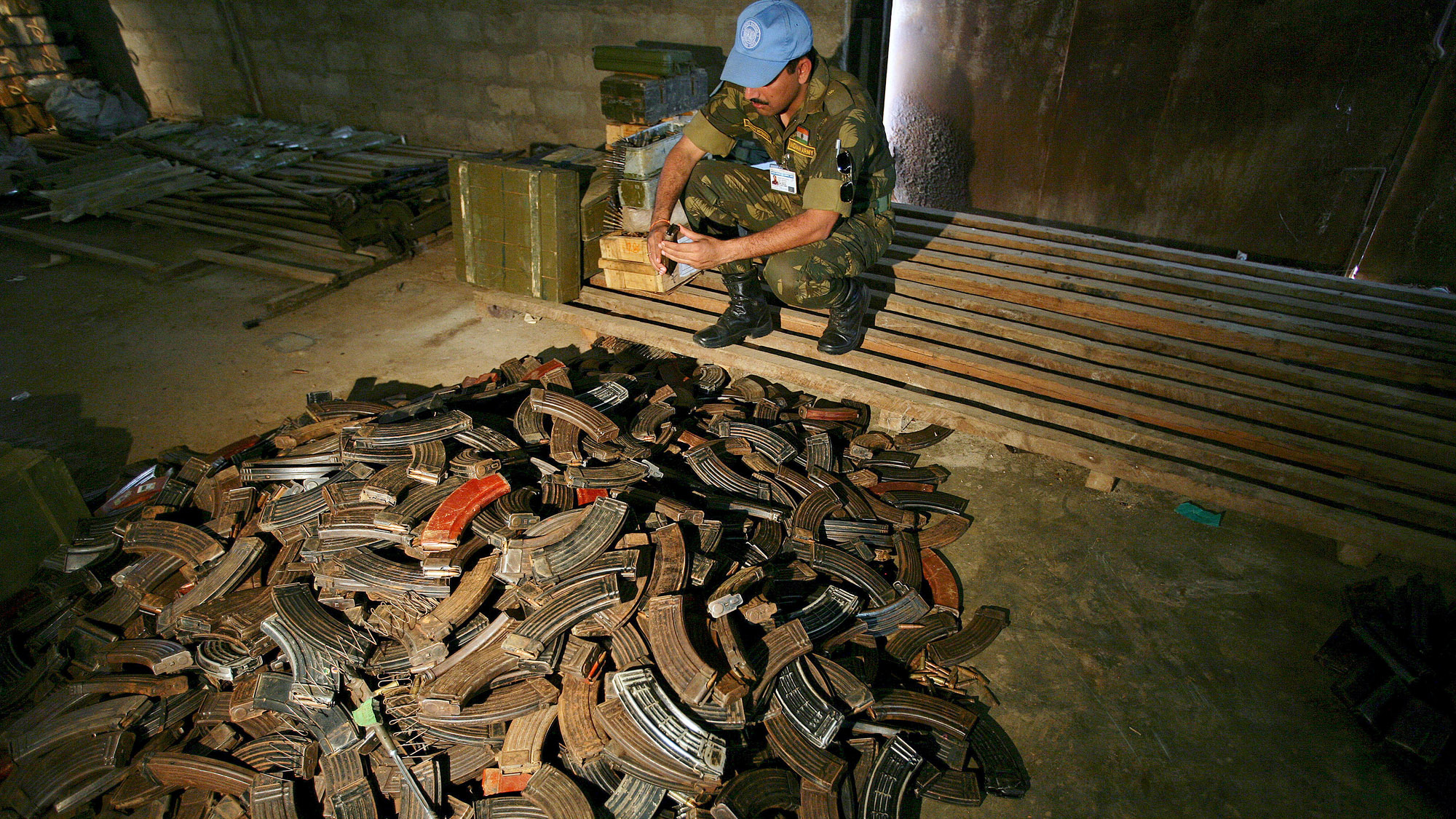 El personal de mantenimiento de la paz examina unos cargadores de armas automáticas 