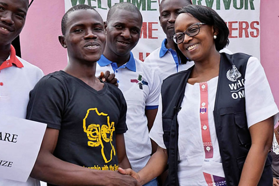 Dr. Moeti shakes the hand of Sherrie Bangura