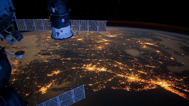 Vista de la tierra y su iluminación desde el espacio