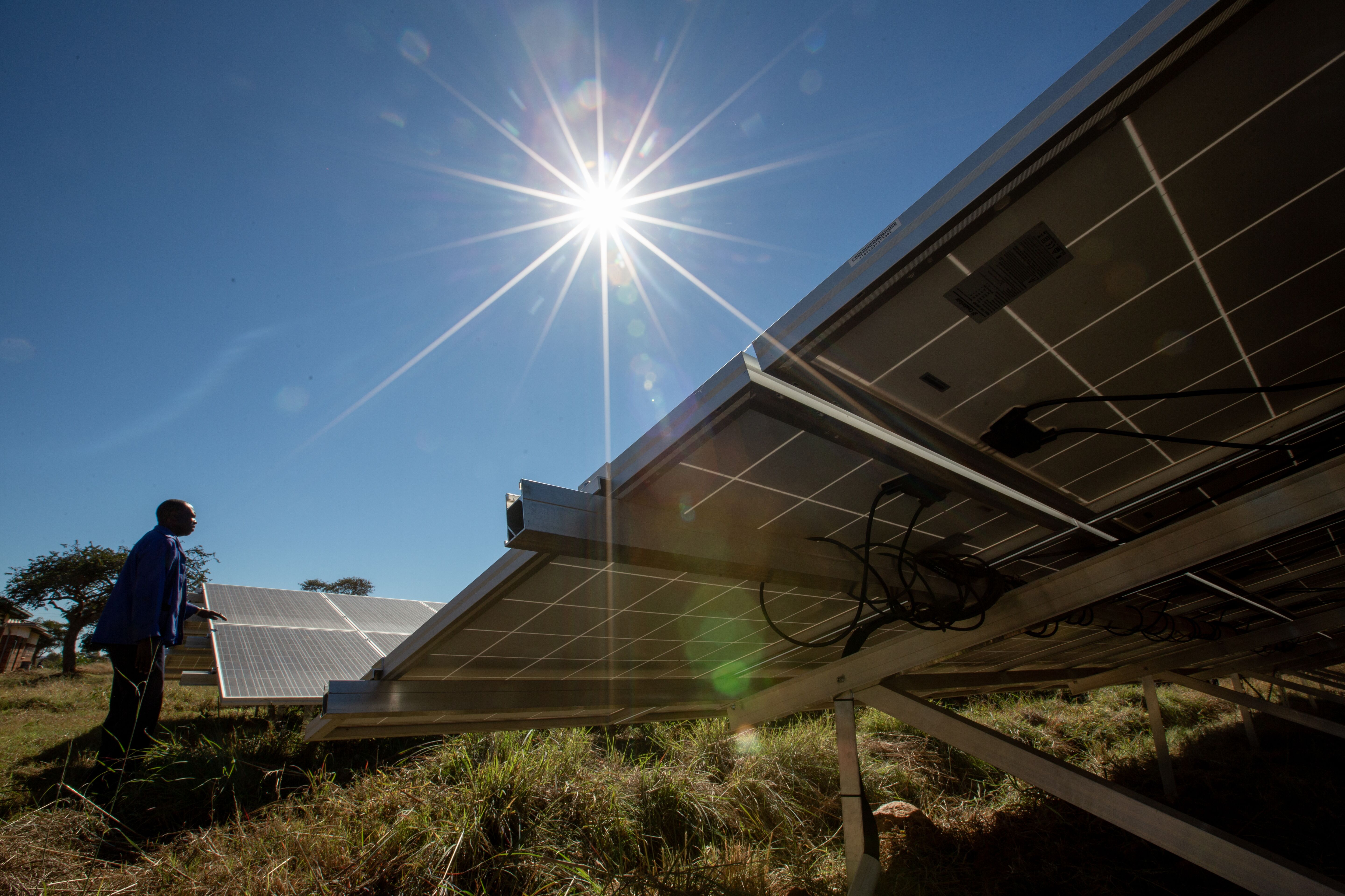Energía Solar para la Salud: cinco formas en que la energía solar puede  hacer realidad la atención sanitaria universal