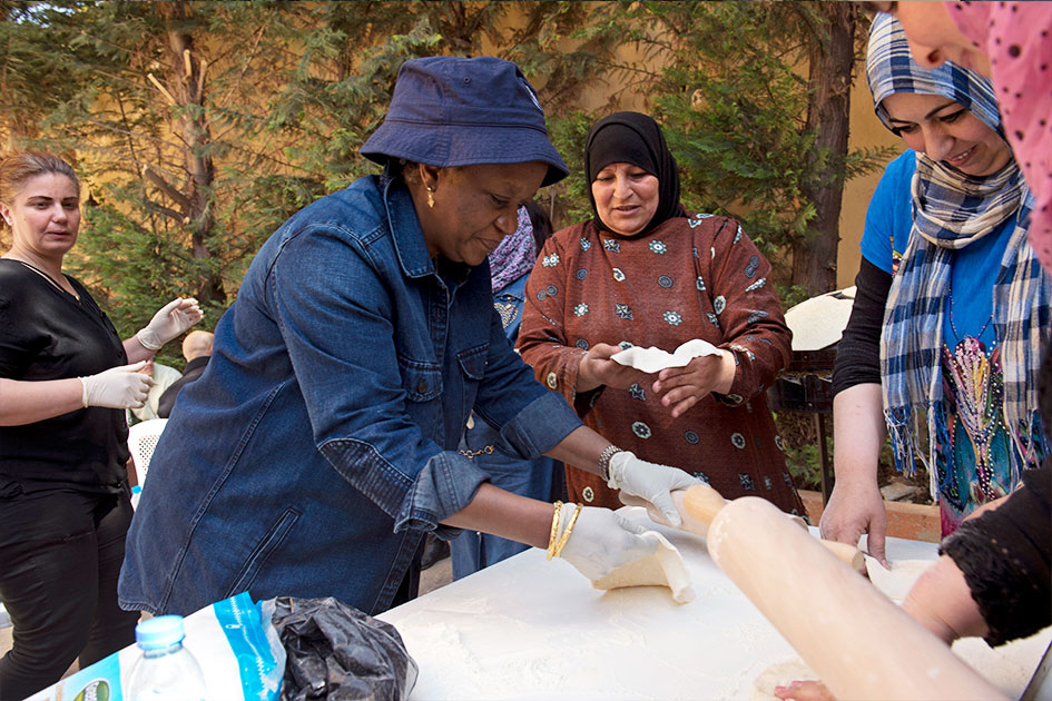 Bangura is cooking with Syrian refugee women.