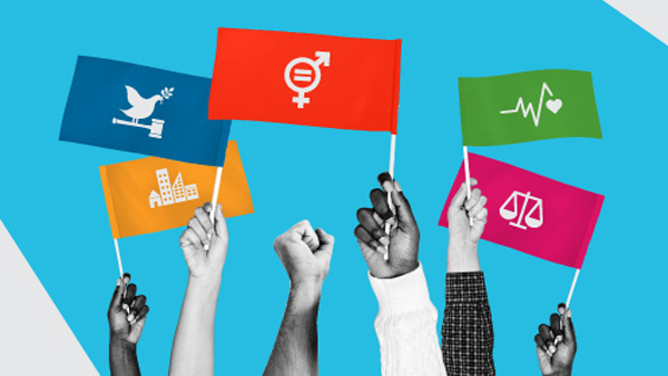 Photocomposition : cinq mains tenant des petits drapeaux avec les icônes des objectifs de développement durable 11, 3, 5, 2 et 4