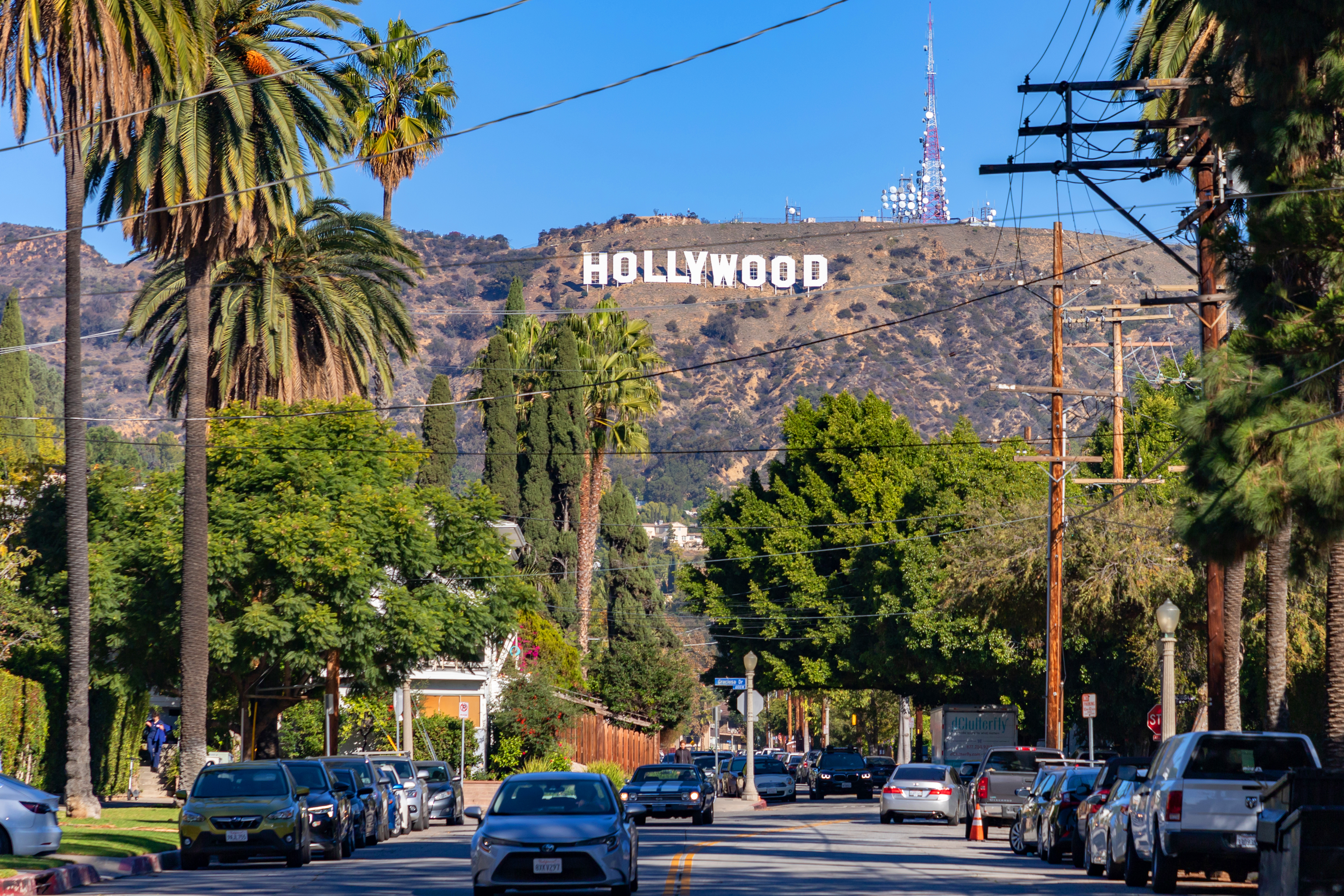 Une route avec des voitures et le panneau Hollywood au loin