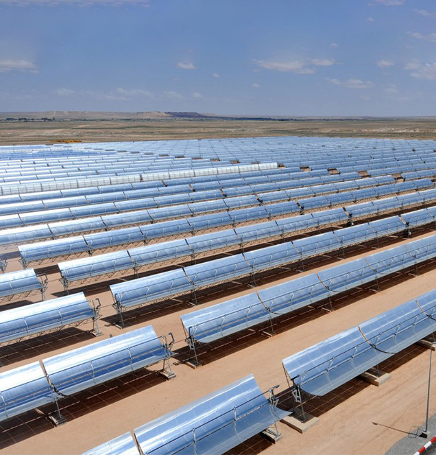 Des dizaines de panneaux solaires dans une zone désertique