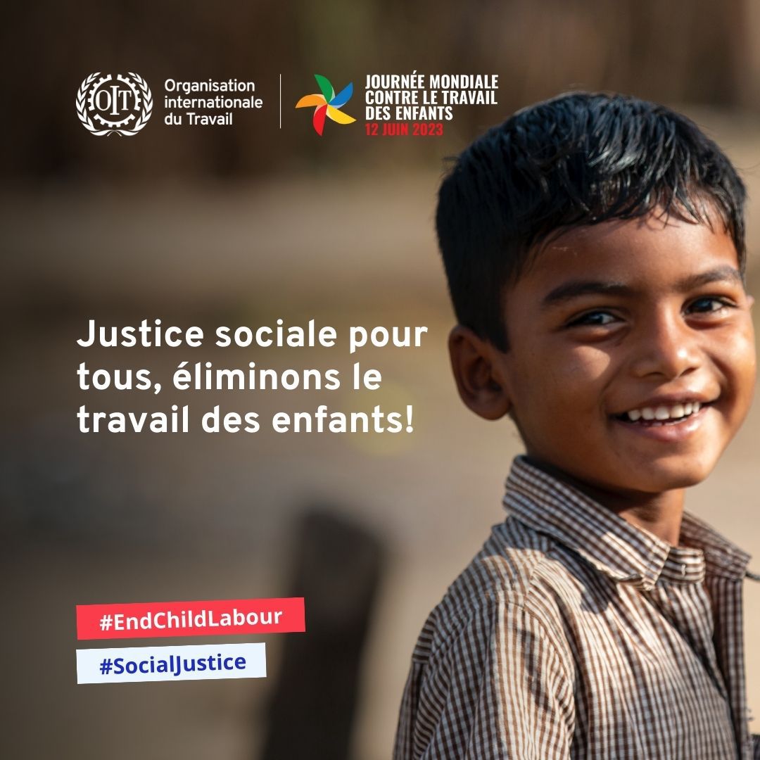 Afișul zilei 2023 - Un copil zâmbește camerei, lângă sloganul Justiție socială pentru toți, să eliminăm munca copiilor!