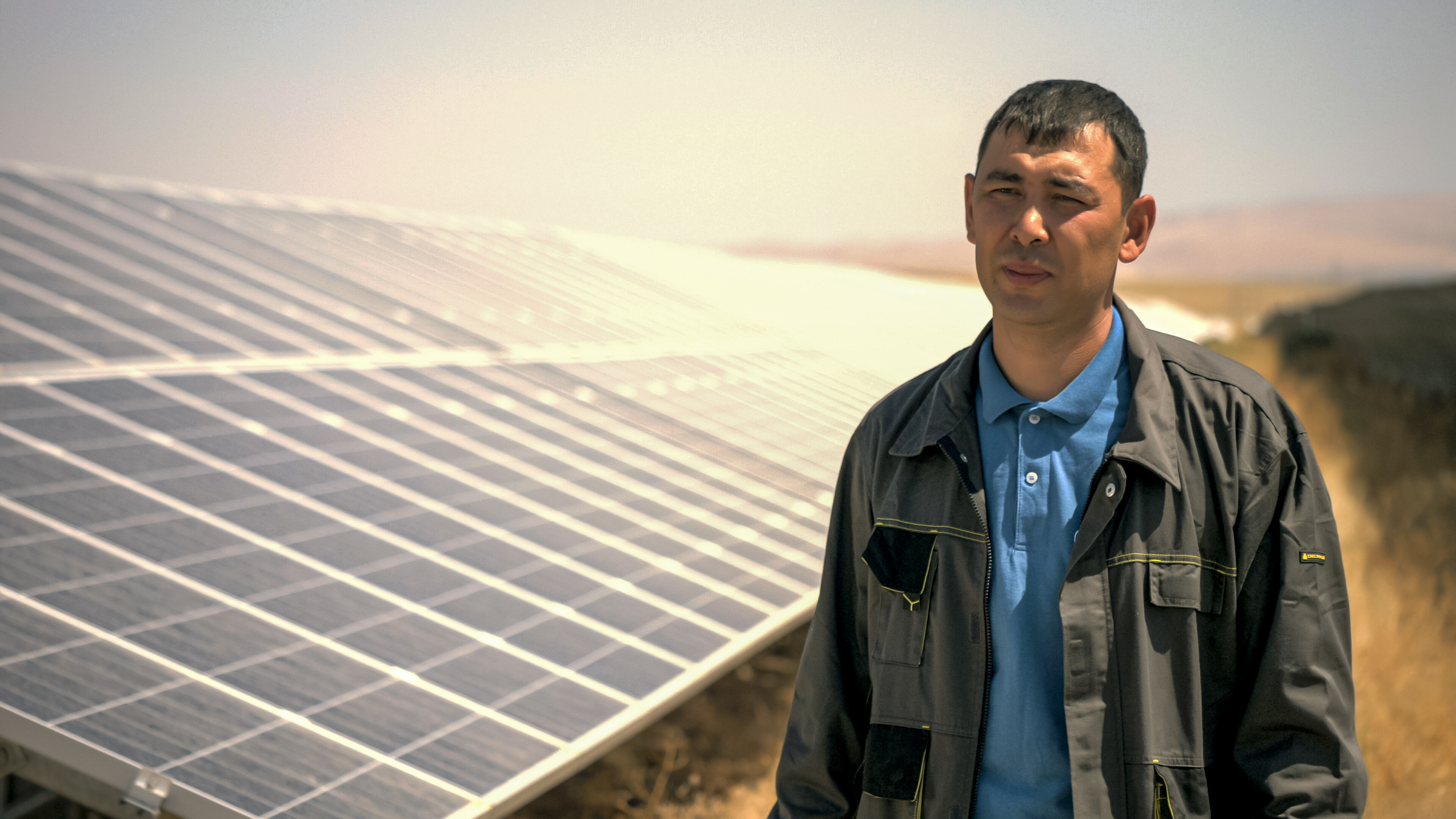 Hombre frente a unos paneles solares