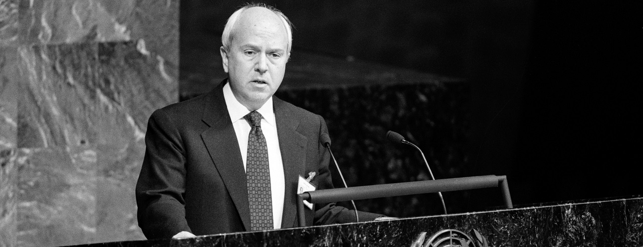 Claudio Vitalone, Sous-Secrétaire d'État aux affaires étrangères de l'Italie, prend la parole lors de la session extraordinaire sur les drogues le 21 février 1990 à New York