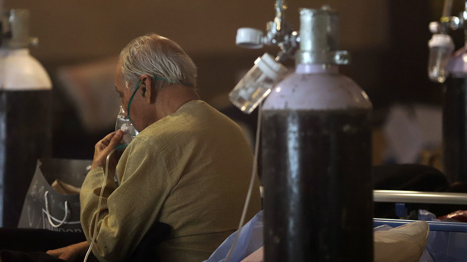 man in hospital with oxygen tank