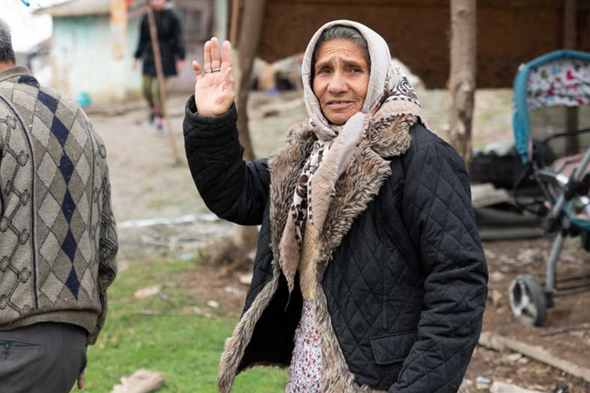 Mujer romaní saluda a cámara