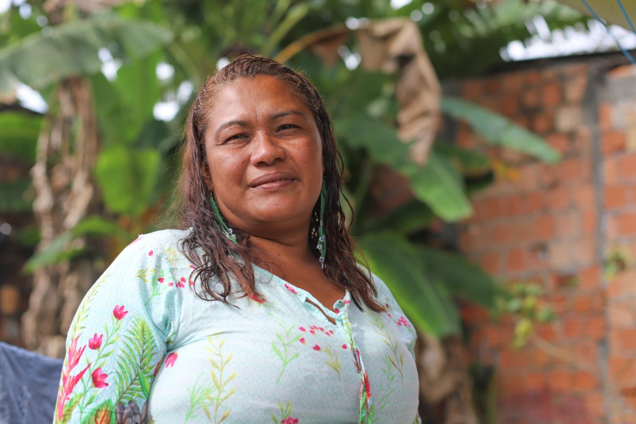 Legenda: Professora Daisy Pérez usa experiência de 15 anos como educadora para ajudar crianças Warao em seu processo de inclusão e aprendizagem em Manaus.
Foto: © Felipe Irnaldo/ACNUR.