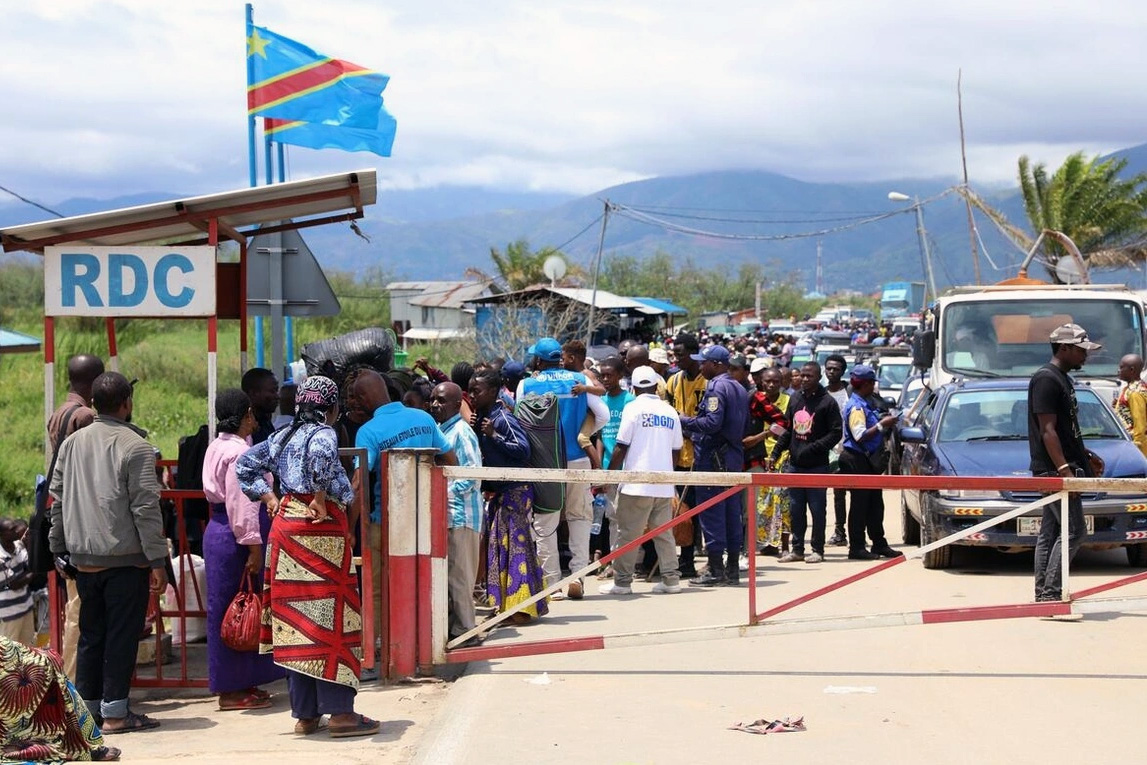 Foto de gente esperando para cruzar a Burundi en el puesto fronterizo de Gatumba