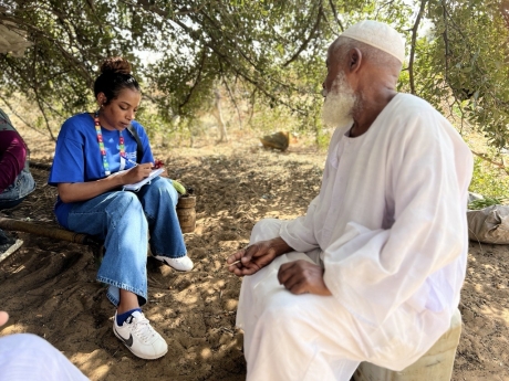 شابة في أثناء مقابلة مع مسن سوداني
