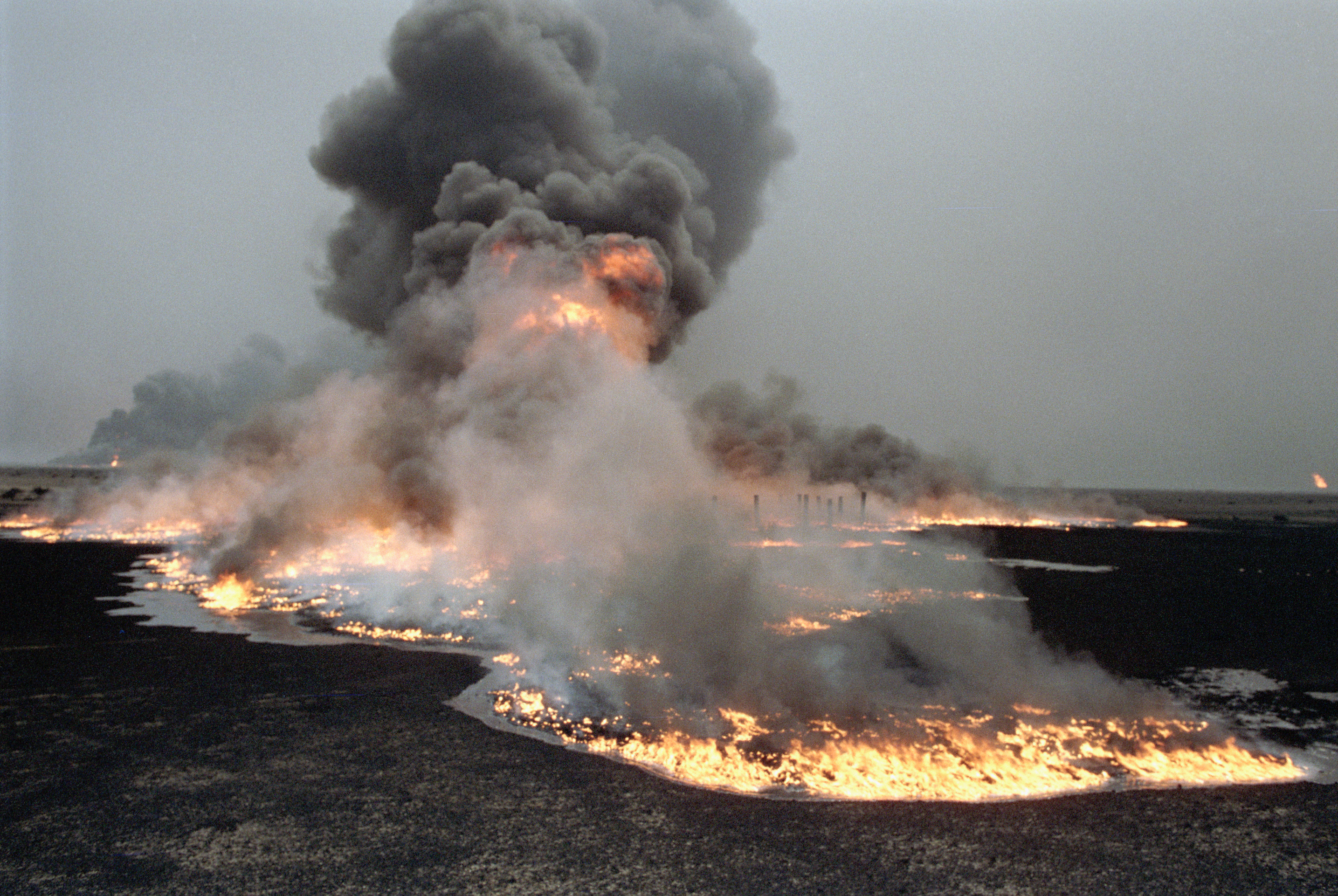 Oil fields set ablaze by Iraqi occupation forces in Al-Maqw, Kuwait in 1991. Credit: UN Photo/John Isaac