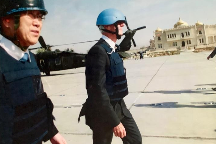 Staffan de Mistura and Ban Ki Moon wearing blue helmets