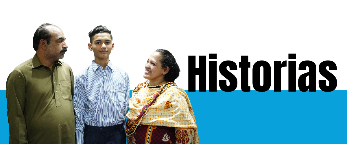 Retrato de una familia junto a la palabra historias, que enlaza a una página sobre historias relacionadas con el  saneamiento y los retretes