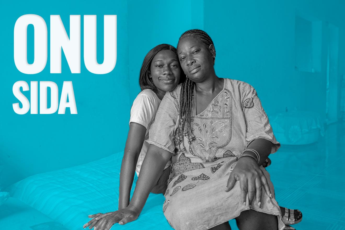 Cândida, portadora del VIH, con su  hija Hwary en su casa en Talatona. PNUD Angola/Cynthia R Matonhodze.