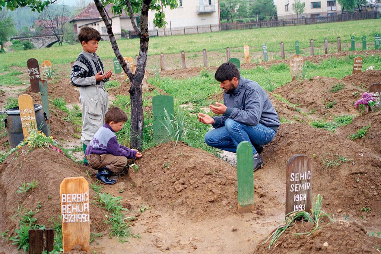 一名穆斯林男子在儿子的坟墓前哀悼。1994年5月，在波斯尼亚和黑塞哥维那的维泰兹，一名穆斯林男子在儿子的坟前哀悼。