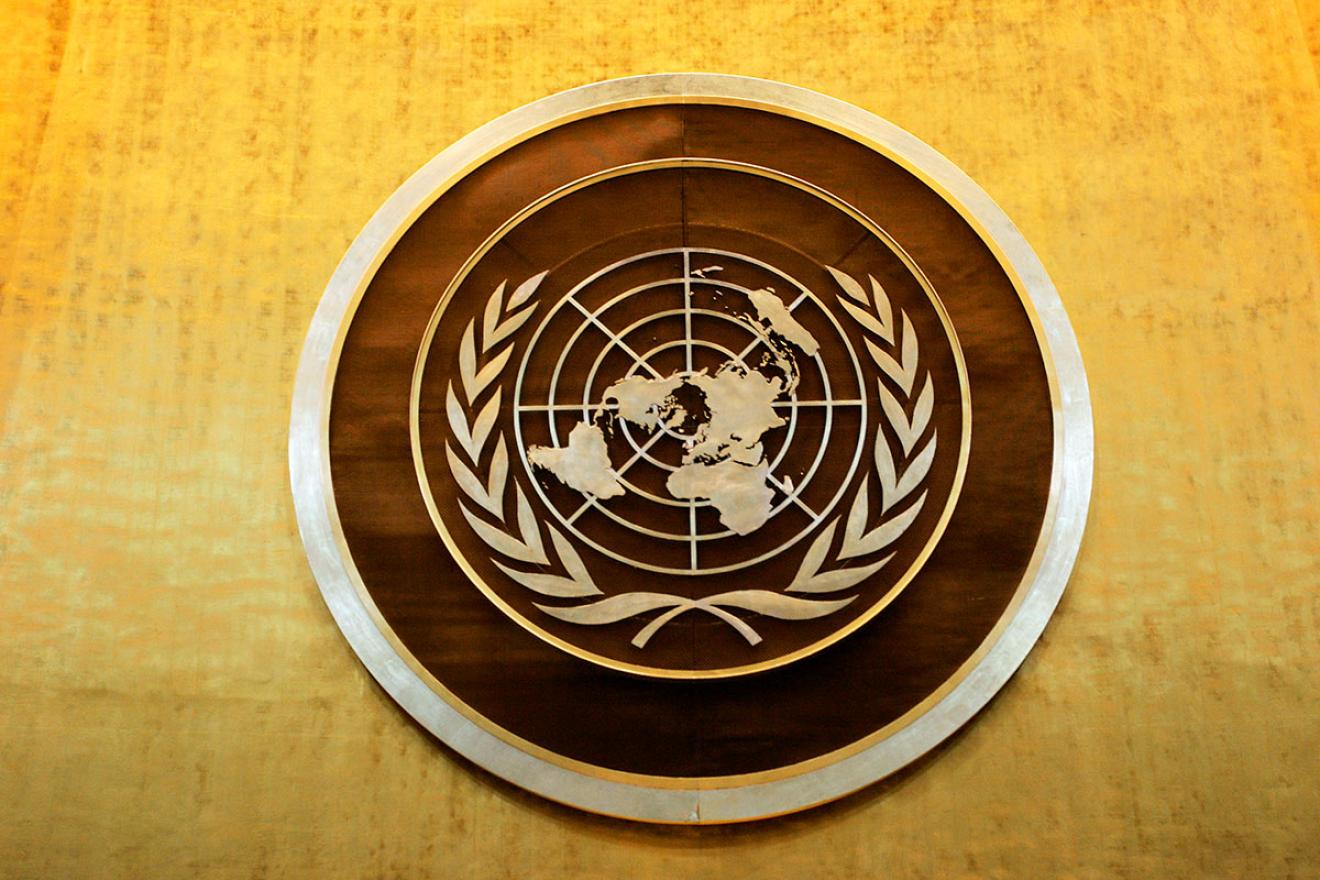 Placa con el logo de las Naciones Unidas en la Asamblea General