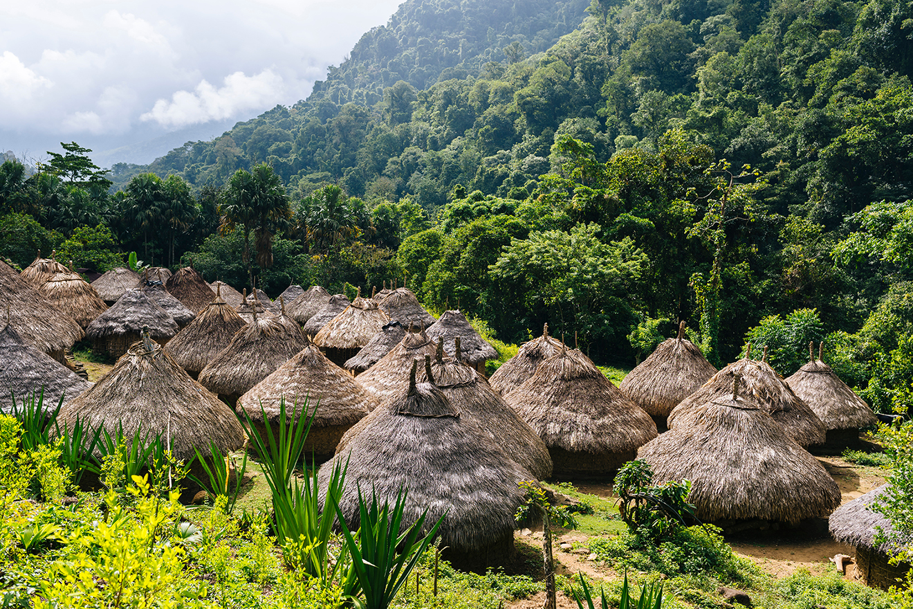 Villa indígena en una selva rodeada de montañas