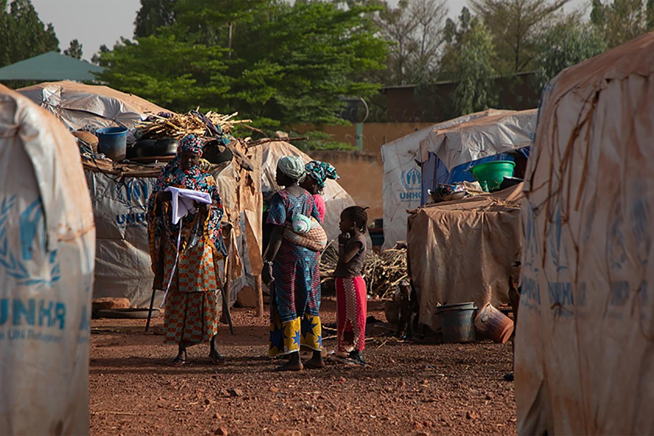 Un groupe de femmes et de filles s'abritent dans un site de déplacés au centre du Mali.