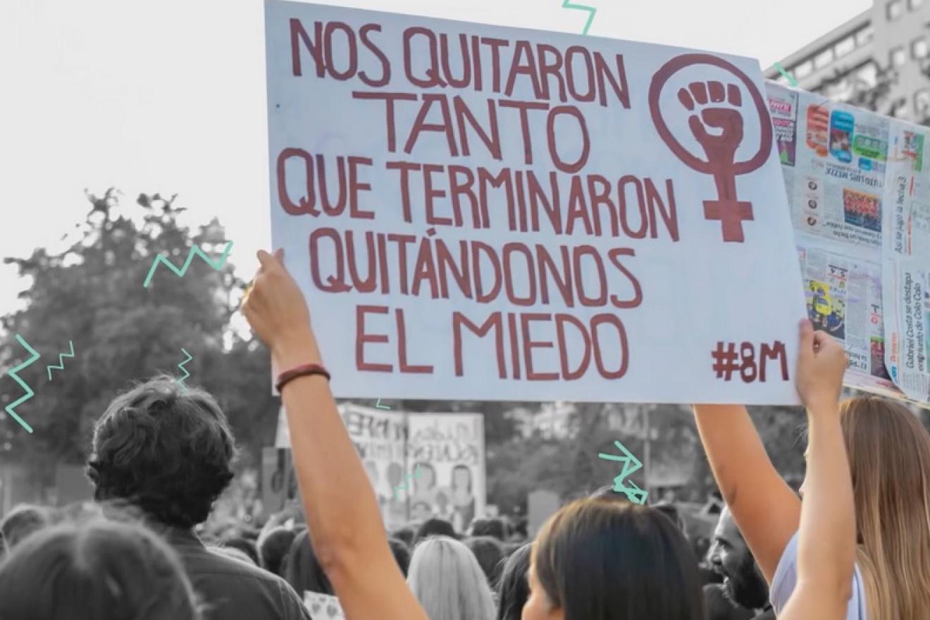 Protesta apoyando los derechos de las mujeres donde se lee un cartel con el mensaje; “ Nos quitaron tanto, que terminaron quitándonos el miedo”.