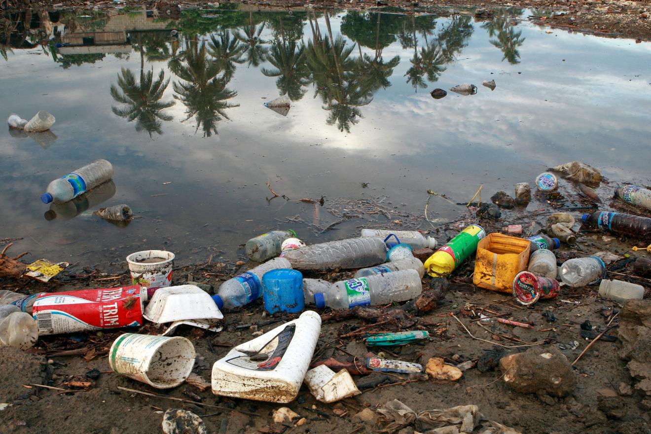Botellas de plástico y basura a orilla del mar. 