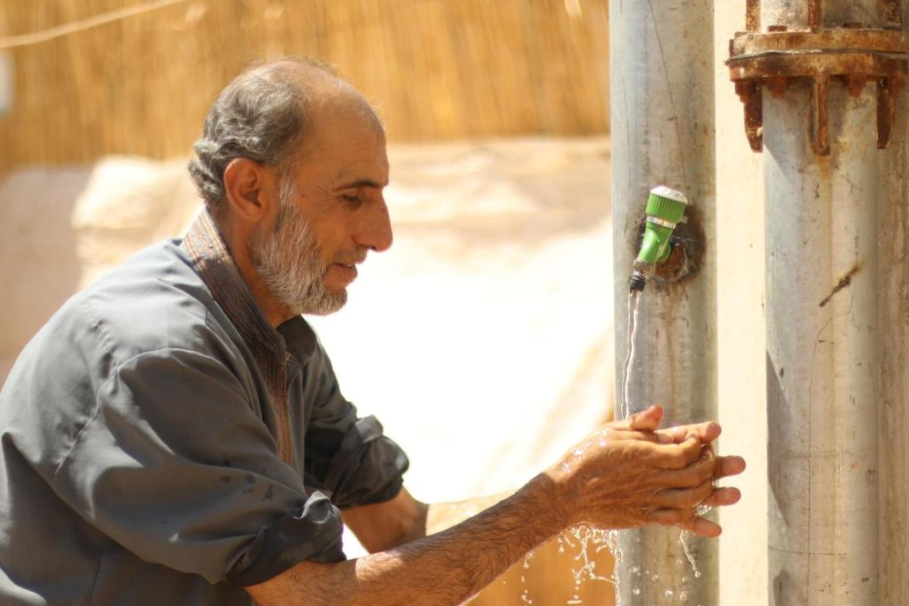 Mustafá se lava las manos en el campamento donde vive en el noreste de Siria. 